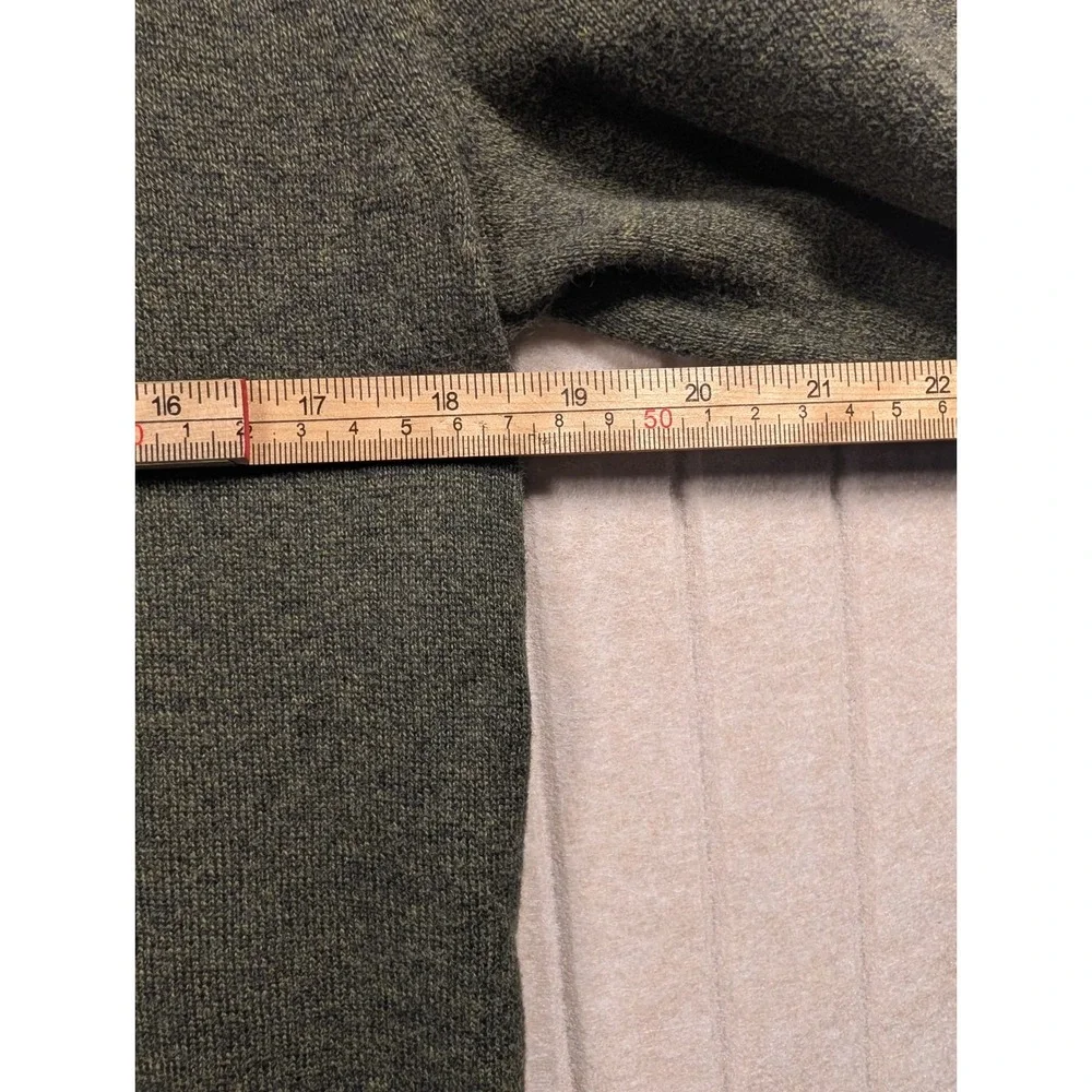 Banana Republic Sweater Mens Medium Green V-Neck Contrast Shoulder Excellent